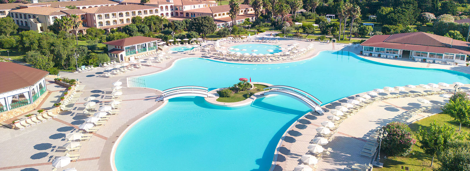 Ampio parco piscine e spiaggia a 150 metri