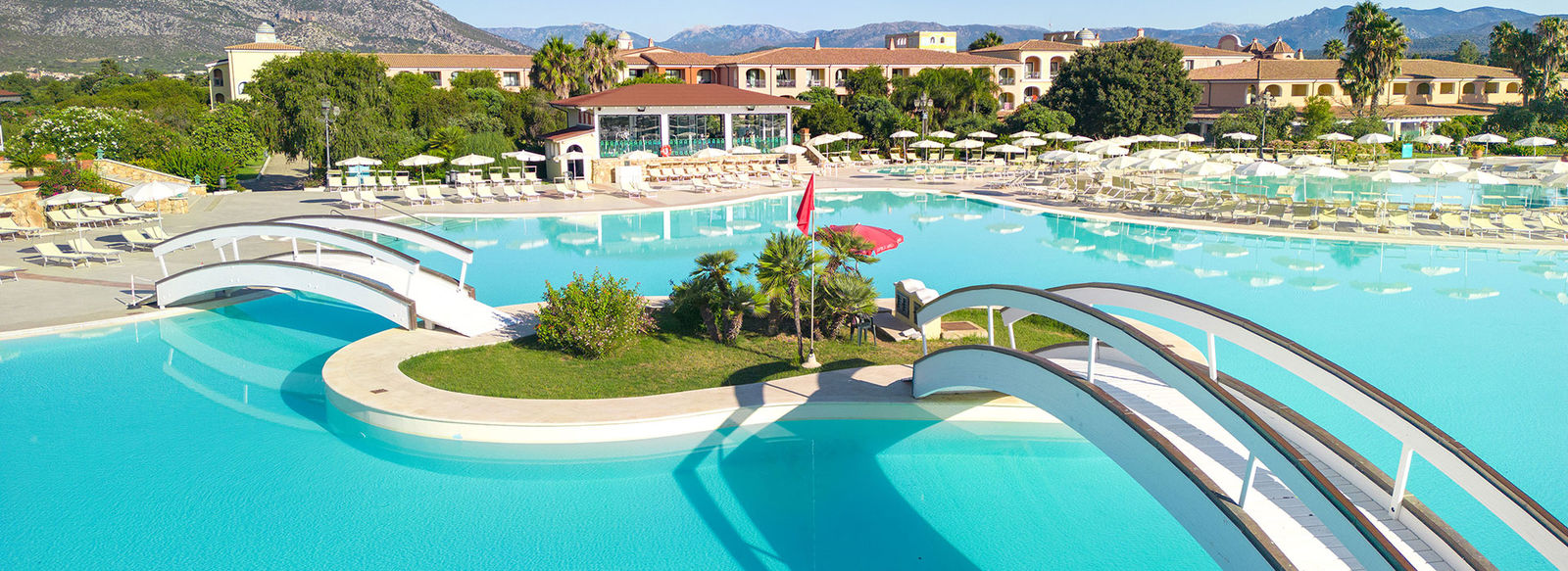 Ampio parco piscine e spiaggia a 150 metri