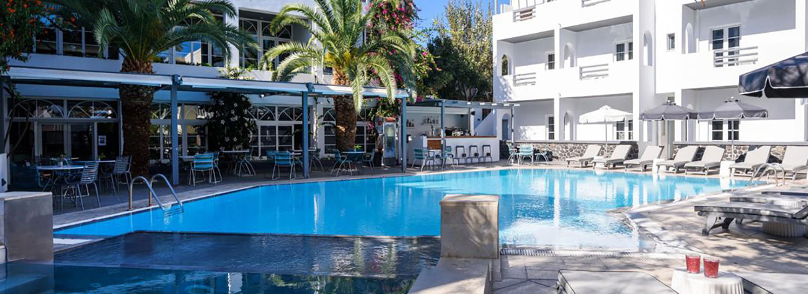 DI FRONTE ALLA FAMOSA SPIAGGIA VULCANICA DI KAMARI