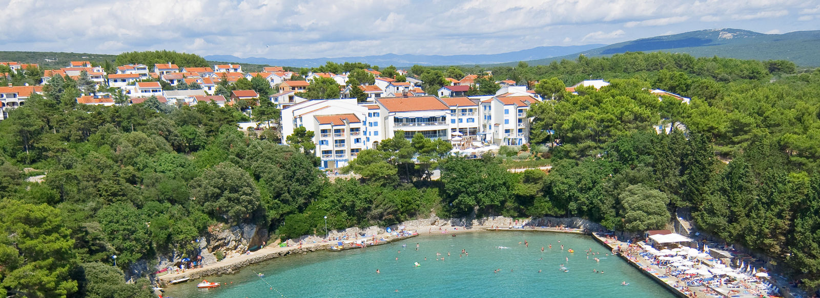 AFFACCIATO SU UNA SPLENDIDA BAIA TURCHESE