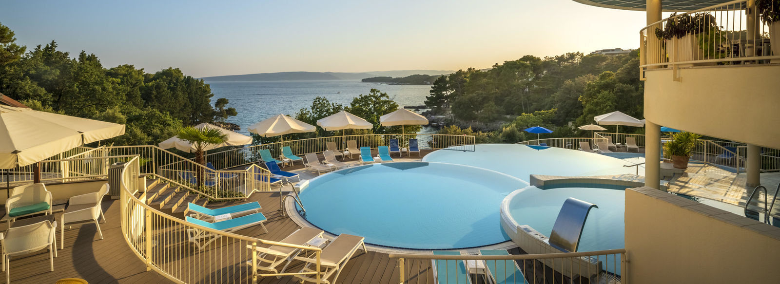 AFFACCIATO SU UNA SPLENDIDA BAIA TURCHESE