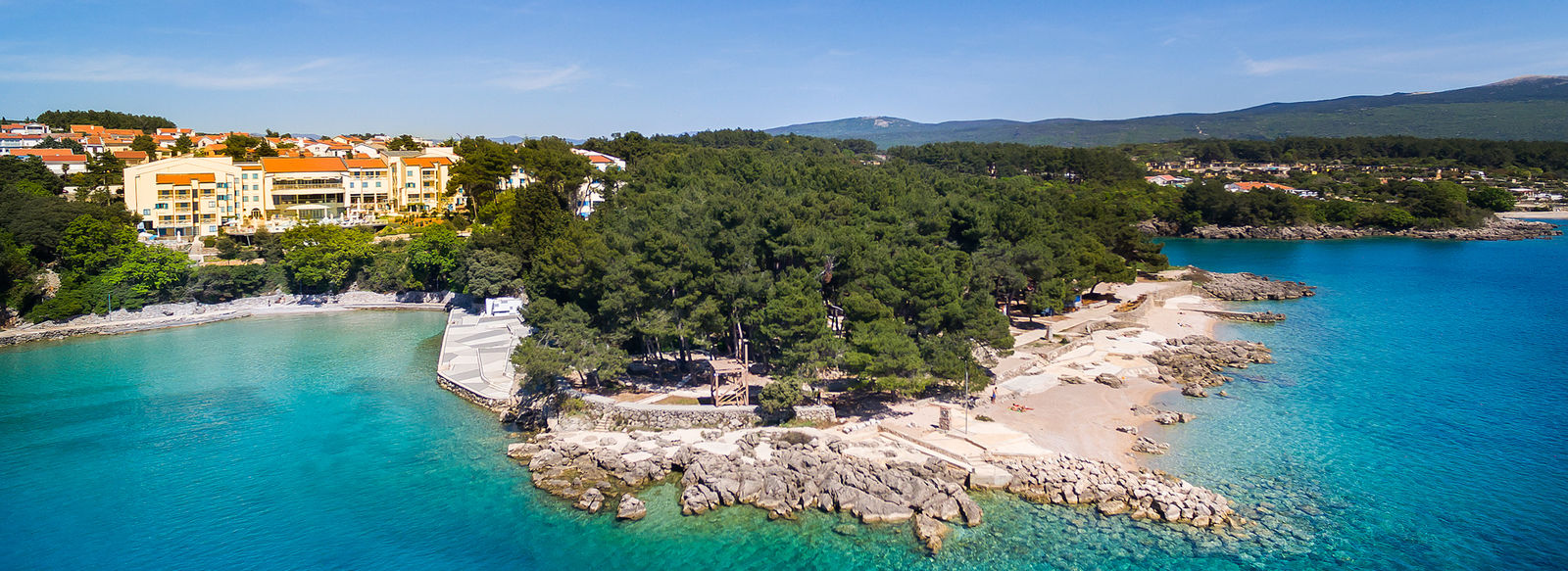 AFFACCIATO SU UNA SPLENDIDA BAIA TURCHESE
