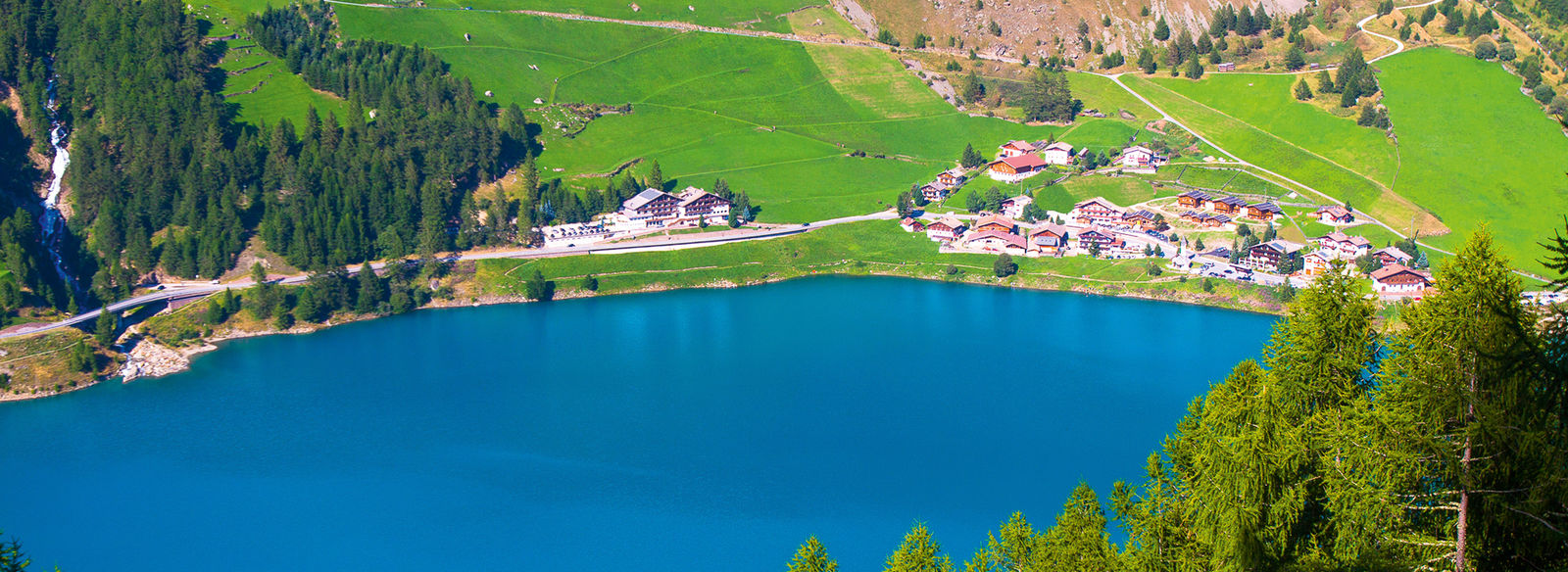 Sulle sponde del lago di Vernago