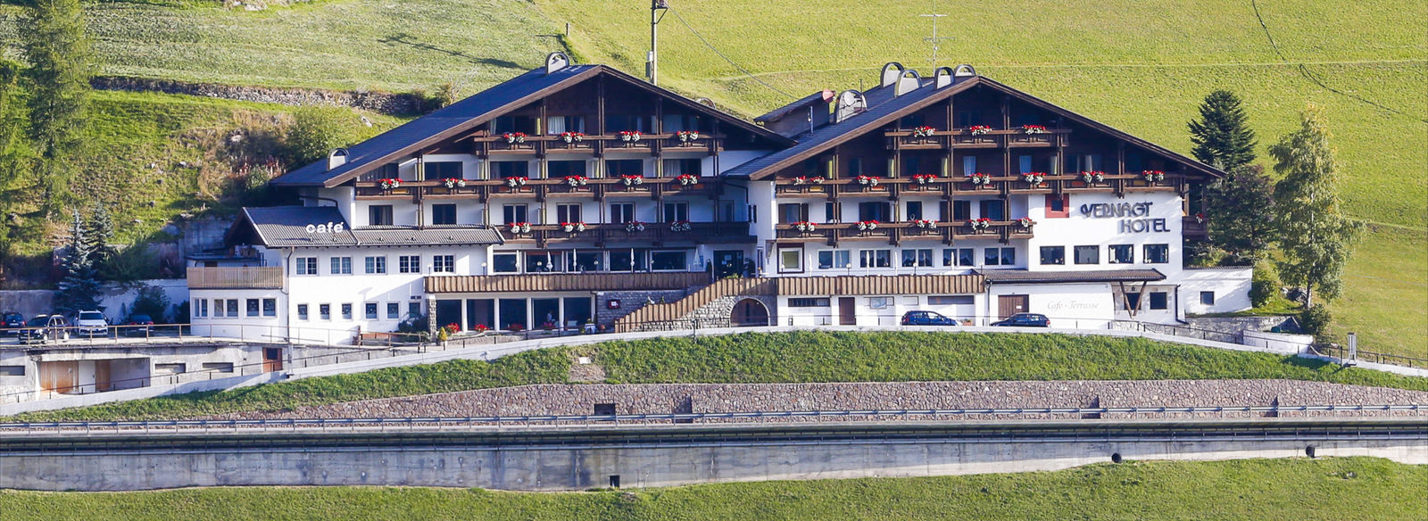 Sulle sponde del lago di Vernago