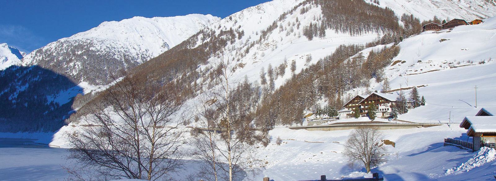 Sulle sponde del lago di Vernago