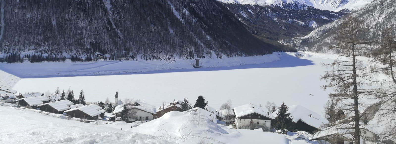 Sulle sponde del lago di Vernago