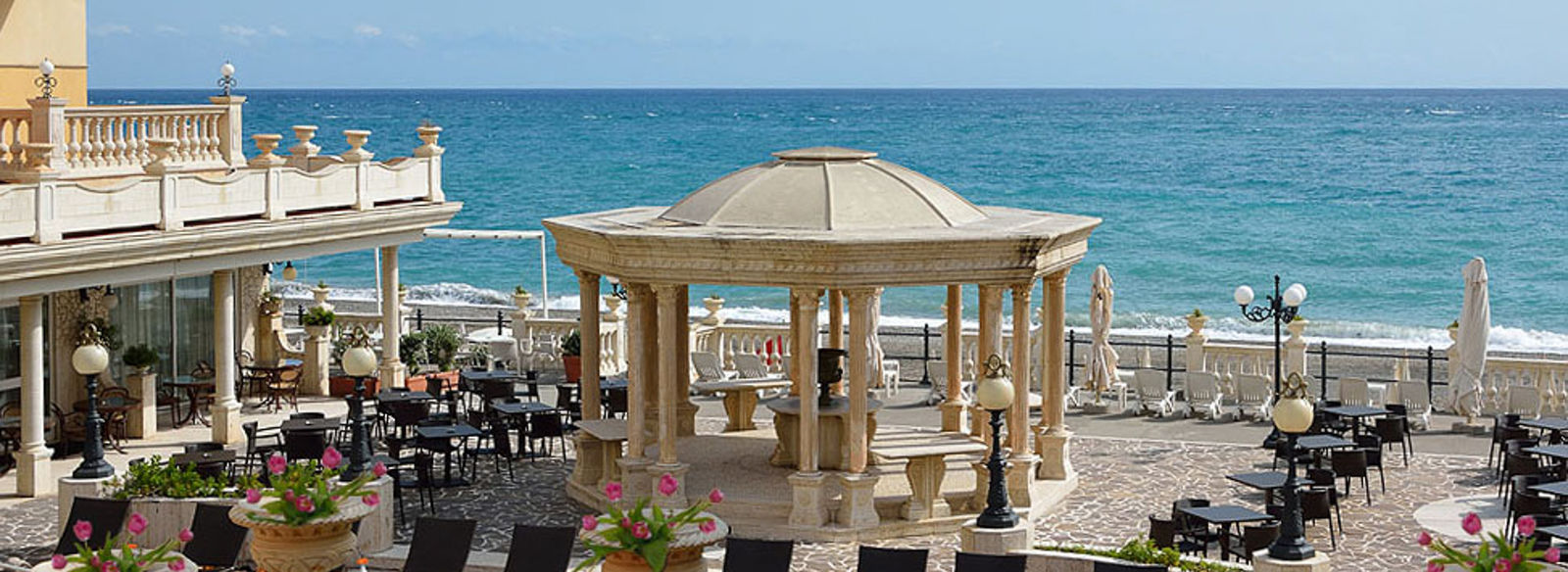Fronte mare con servizio spiaggia incluso