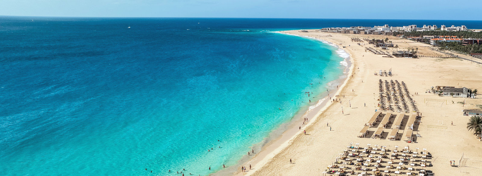 Spiagge infinite con sabbia finissima e mare dai colori caraibici