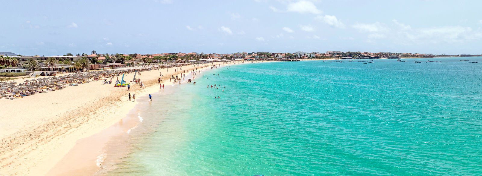 Spiagge infinite con sabbia finissima e mare dai colori caraibici