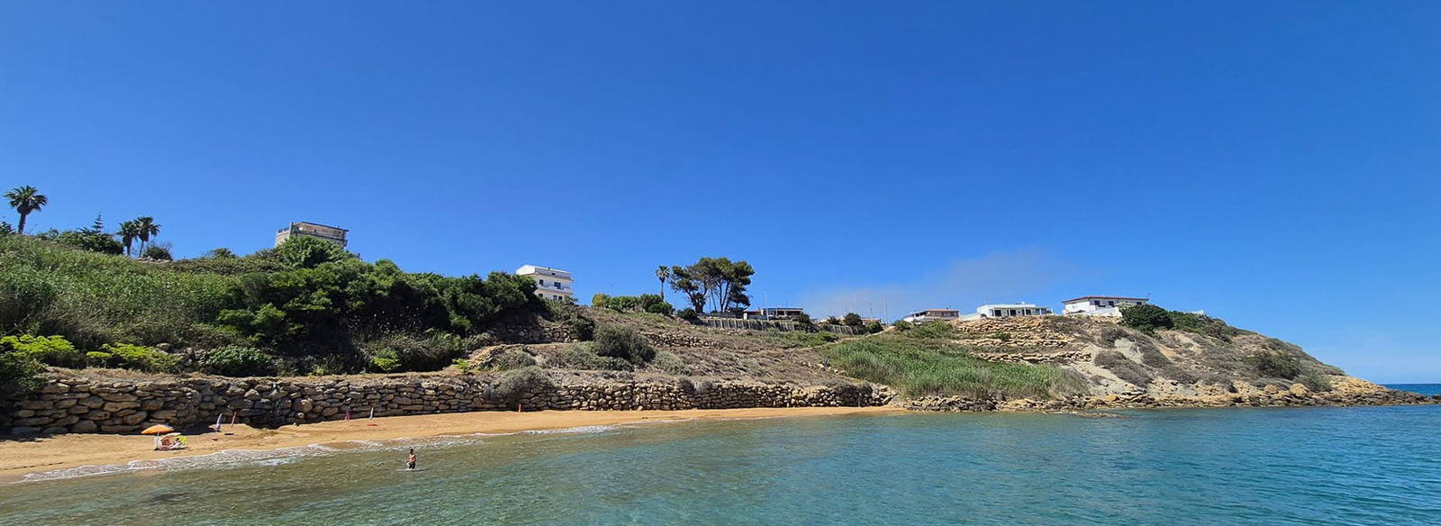 A 700 metri dalla splendida spiaggia di Baia di Capo Bianco