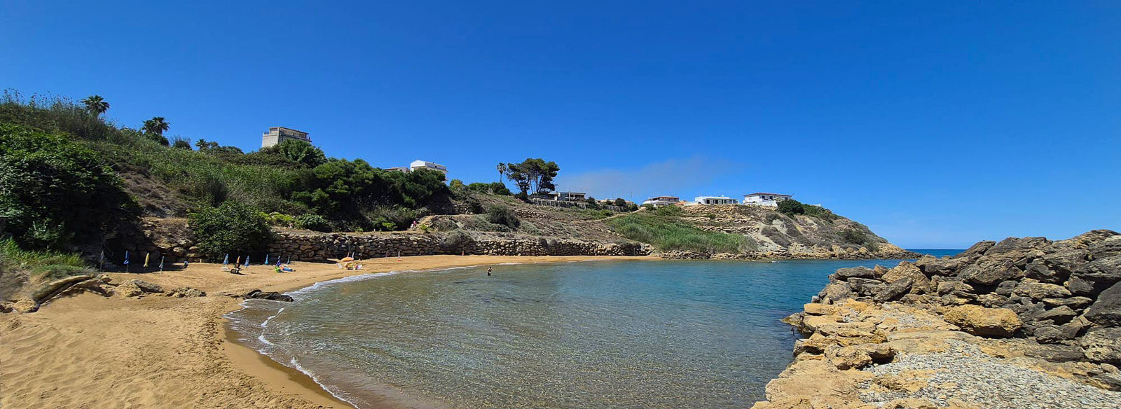 A 700 metri dalla splendida spiaggia di Baia di Capo Bianco
