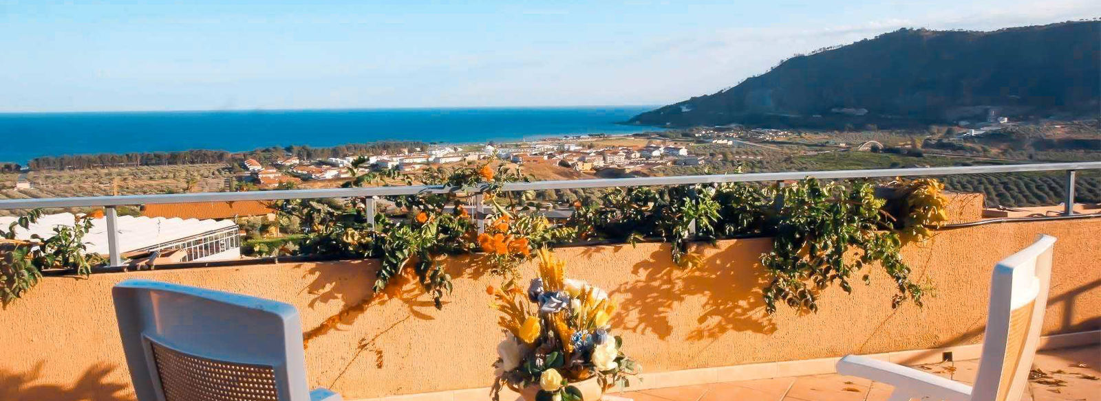 Villaggio panoramico tra gli uliveti affacciato sul Golfo di Squillace