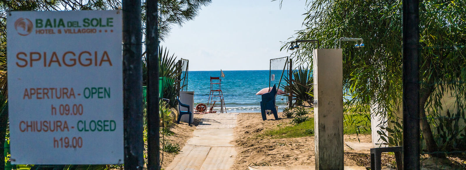 Affacciato sul mare della Sicilia barocca, tra spiagge dorate e borghi senza tempo