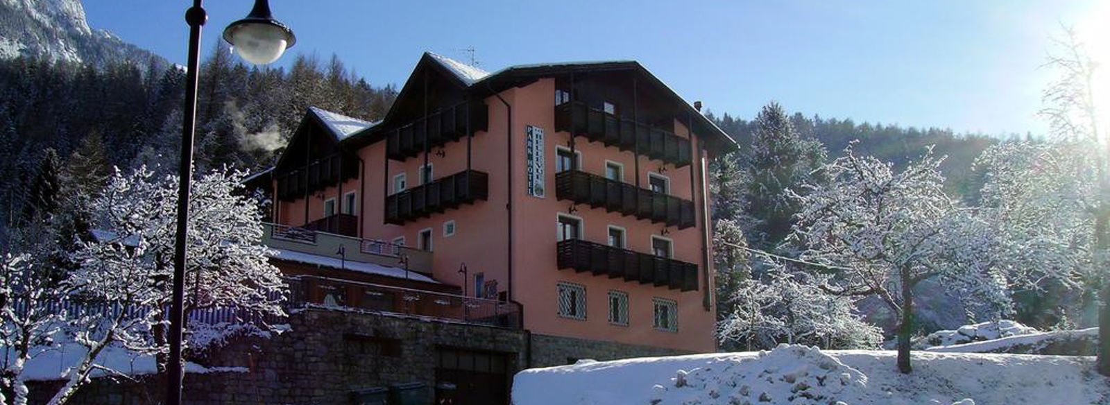 Tra le Dolomiti di Brenta, a 4,5 km dalle piste di Daolasa