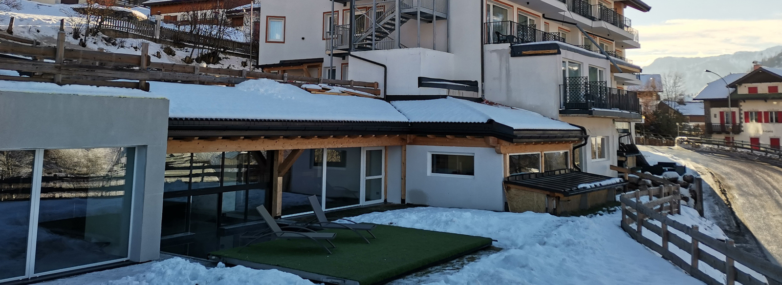 Circondato dalle vette della Val di Fassa