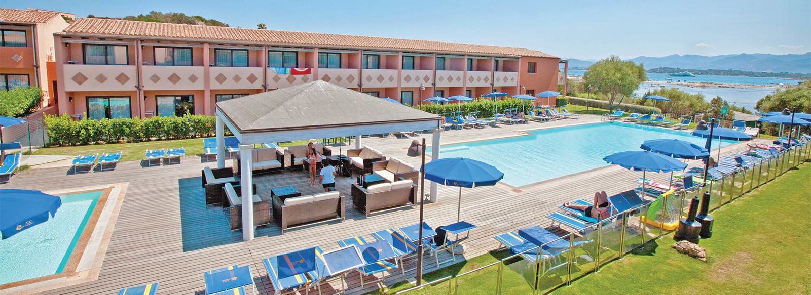 Affacciato sulle spiagge di Salina Bamba e Cala Brandinchi