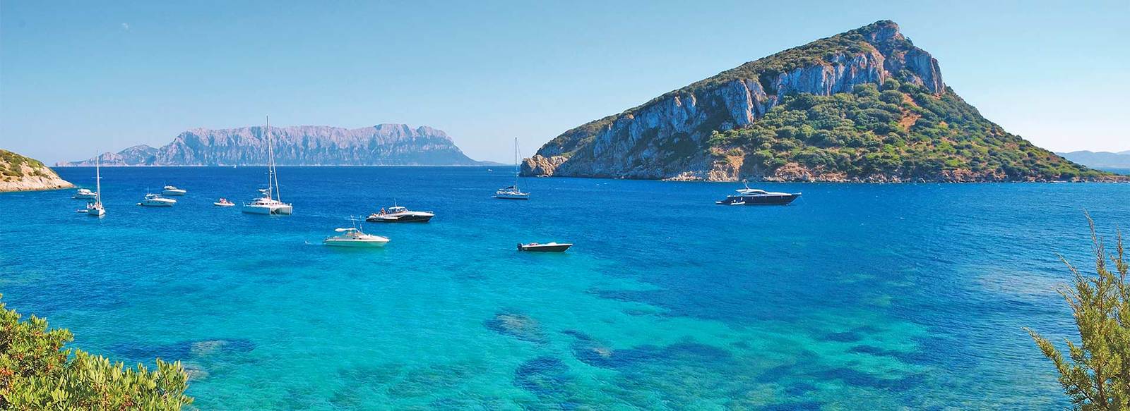Affacciato sulle spiagge di Salina Bamba e Cala Brandinchi
