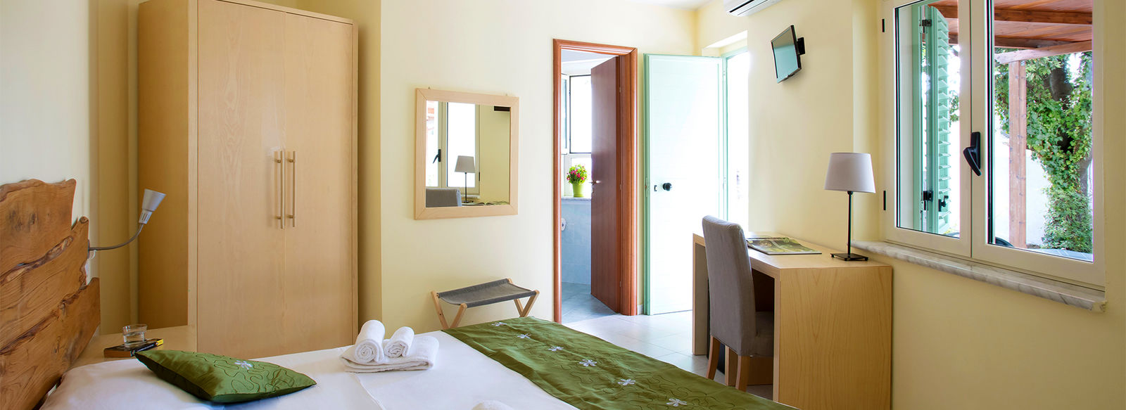 Oasi di relax immersa nel verde, fronte mare