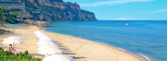 Un villaggio intimo, una baia unica nel cuore della Costa degli Dei