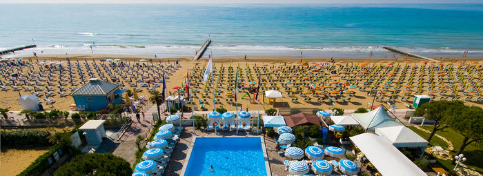 In posizione centrale, spiaggia inclusa