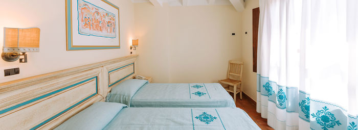 Lunga spiaggia bianca di sabbia fine