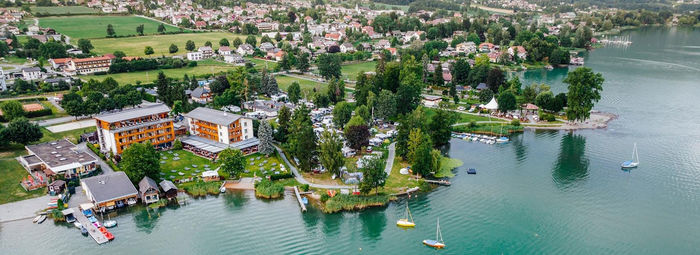 Accogliente, in posizione panoramica fronte lago