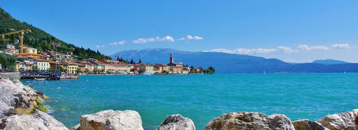 Fronte lago con piscina panoramica