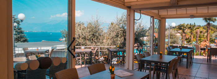 Fronte lago con piscina panoramica