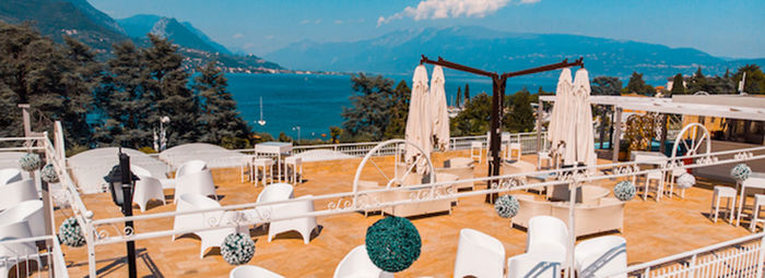 Fronte lago con piscina panoramica