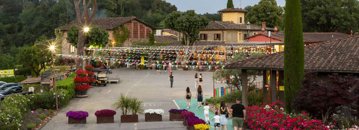 Immerso tra le colline del Chianti, con 2.500 mq di piscine