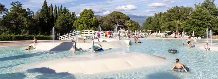 Immerso tra le colline del Chianti, con 2.500 mq di piscine