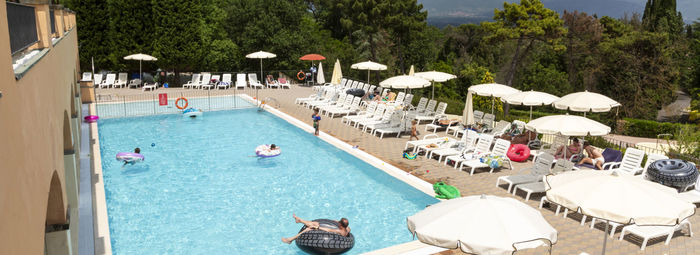 Immerso tra le colline del Chianti, con 2.500 mq di piscine