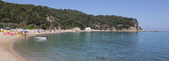 Lungo la vivace Costa Brava