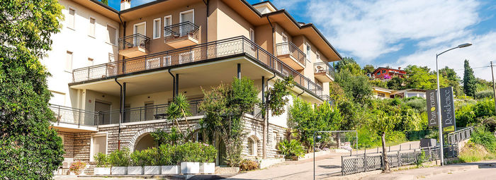 In posizione panoramica, a 3 km dal Lago di Garda