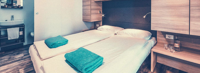 Incastonato nella pineta, a 200 metri dal mare