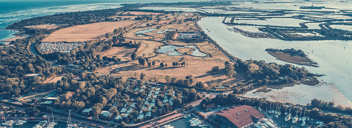 Incastonato nella pineta, a 200 metri dal mare