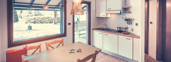 Incastonato nella pineta, a 200 metri dal mare