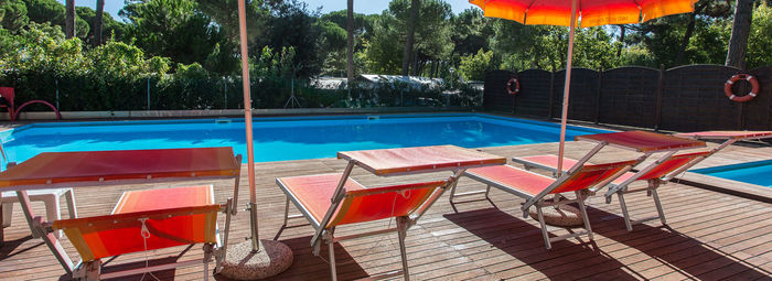 Fronte mare, in una pineta secolare