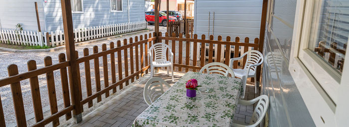 Fronte mare, in una pineta secolare