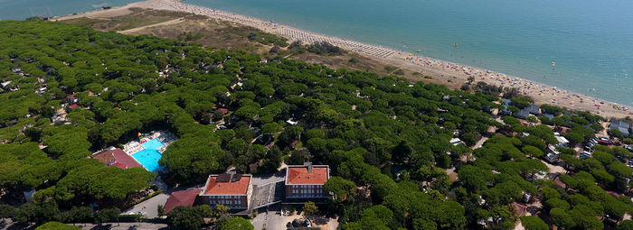 Immerso nella pineta, fronte mare