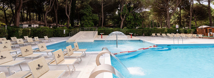 Immerso nella pineta, fronte mare