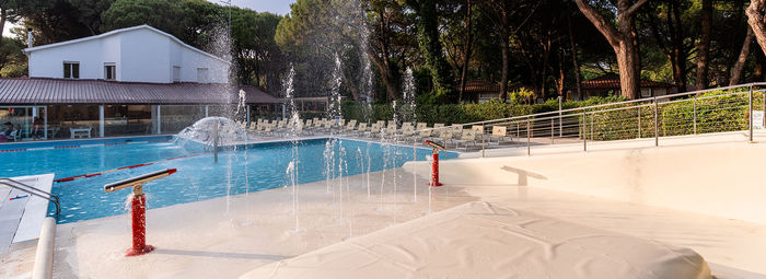 Immerso nella pineta, fronte mare