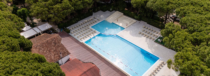 Immerso nella pineta, fronte mare