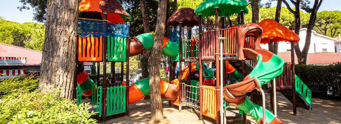 Immerso nella pineta, fronte mare