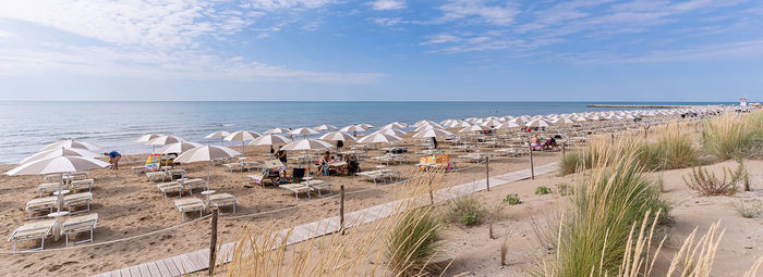 Immerso nella pineta, fronte mare