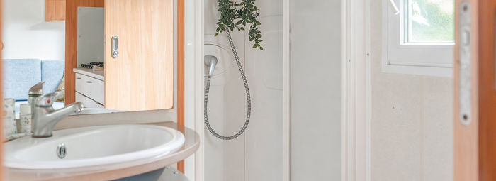 Immerso nella pineta, fronte mare