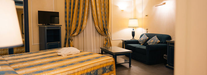 Tra le rocce millenarie della Costa Viola