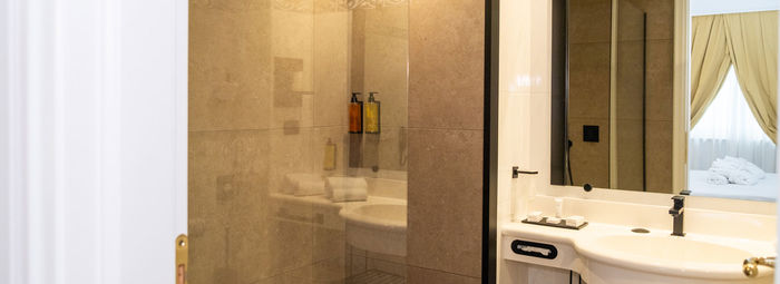 Tra le rocce millenarie della Costa Viola