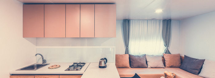 Incastonato nella pineta, a 200 metri dal mare