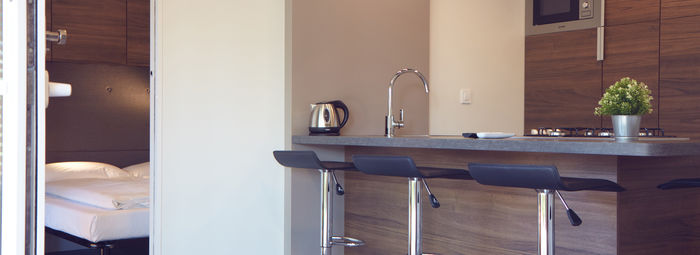 Incastonato nella pineta, a 200 metri dal mare